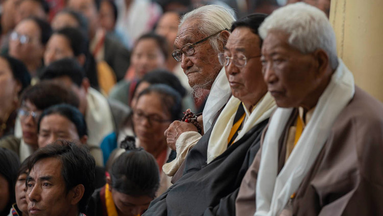 Participantes en una Conferencia Internacional sobre el Enfoque del Camino Medio escuchando a Su Santidad el Dalái Lama durante su reunión en el patio del Templo Principal Tibetano en Dharamsala, HP, India el 30 de mayo de 2018. Foto de Tenzin Choejor