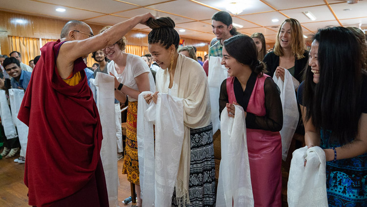 Su Santidad el Dalái Lama saluda a los miembros de la audiencia antes de su reunión con estudiantes y profesores en su residencia de Dharamsala, HP, India, el 1 de junio de 2018. Foto de Tenzin Choejor