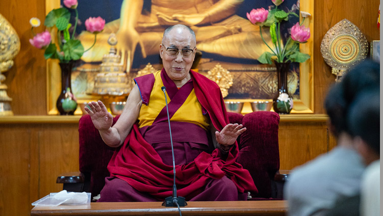 Su Santidad el Dalái Lama hablando a grupos de estudiantes y profesores en su residencia de Dharamsala, HP, India, el 1 de junio de 2018. Foto de Tenzin Choejor