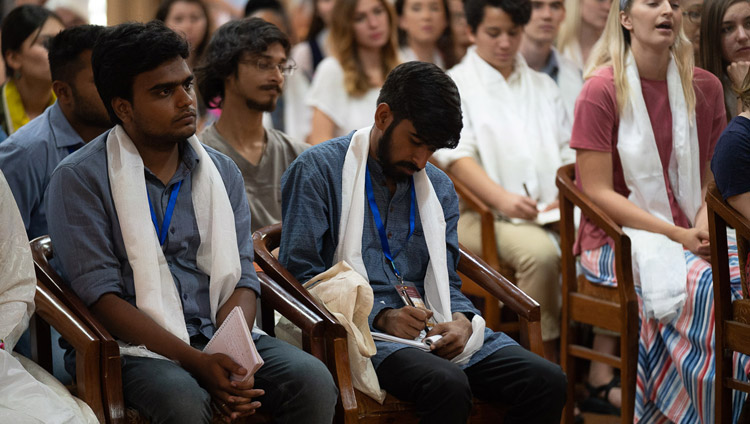 Miembros de la audiencia escuchando a Su Santidad el Dalái Lama durante su reunión en su residencia en Dharamsala, HP, India, el 1 de junio de 2018. Foto de Tenzin Choejor