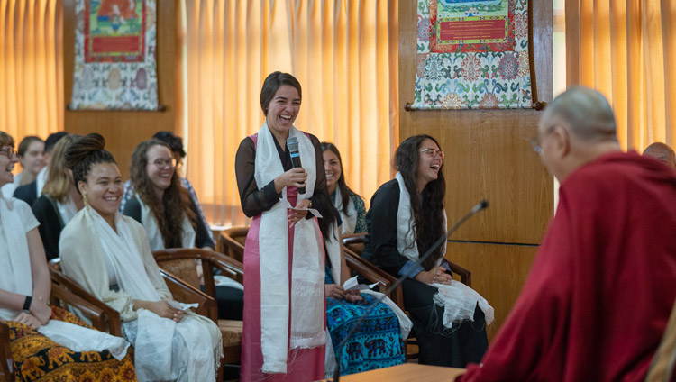 Su Santidad el Dalái Lama responde a las preguntas de la audiencia durante su reunión con estudiantes y profesores en su residencia de Dharamsala, HP, India, el 1 de junio de 2018. Foto de Tenzin Choejor