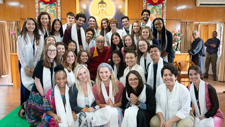 Su Santidad el Dalái Lama posando para una de varias fotos de grupo al final de su reunión con estudiantes y profesores en su residencia de Dharamsala, HP, India, el 1 de junio de 2018. Foto de Tenzin Choejor