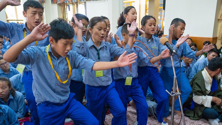 Estudiantes de la escuela de TCV en Gopalpur debatiendo al comienzo del segundo día de la enseñanza de Su Santidad el Dalái Lama para jóvenes estudiantes tibetanos en el Templo Principal Tibetano en Dharamsala, HP, India el 7 de junio de 2018. Foto de Tenzin Phuntsok