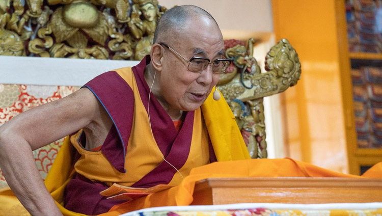 Su Santidad el Dalái Lama hablando en el segundo día de su enseñanza para jóvenes estudiantes tibetanos en el Templo Principal Tibetano en Dharamsala, HP, India el 7 de junio de 2018. Foto de Tenzin Phuntsok