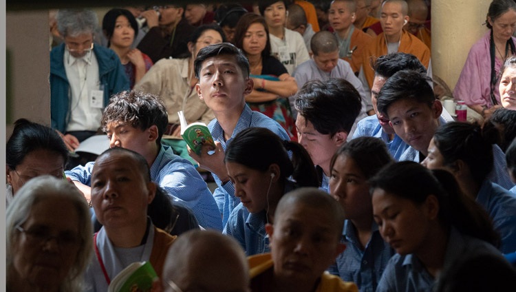 Estudiantes tibetanos sentados en la galería del Templo Principal Tibetano escuchando a Su Santidad el Dalái Lama durante el segundo día de su enseñanza en Dharamsala, HP, India el 7 de junio de 2018. Foto de Tenzin Phuntsok