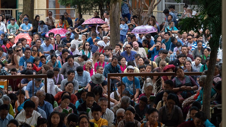 Algunas de las más de 9000 personas que asistieron a la enseñanza de Su Santidad el Dalái Lama para jóvenes estudiantes tibetanos sentados en el patio del Templo Principal Tibetano en Dharamsala, HP, India, el 7 de junio de 2018. Foto de Tenzin Phuntsok