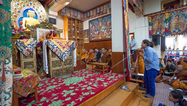 Una estudiante haciendo una pregunta a Su Santidad el Dalái Lama durante un descanso en el segundo día de enseñanzas para los jóvenes estudiantes tibetanos en el Templo Principal Tibetano en Dharamsala, HP, India el 7 de junio de 2018. Foto de Tenzin Phuntsok
