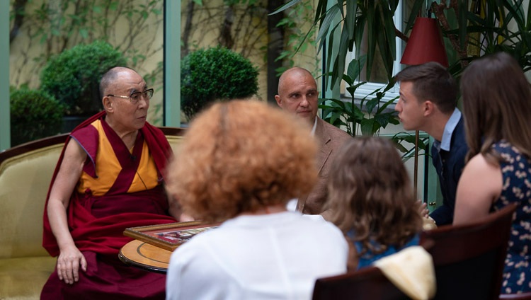 Su Santidad el Dalái Lama dando una entrevista al canal lrytas.tv en Vilnius, Lituania el 13 de junio de 2018. Foto de Tenzin Choejor