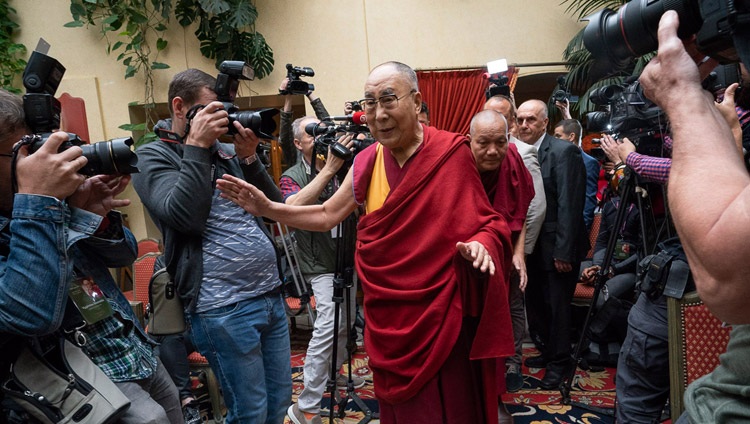 Su Santidad el Dalái Lama saluda a los miembros de los medios de comunicación cuando llega a su reunión en Vilnius, Lituania, el 13 de junio de 2018. Foto de Tenzin Choejor