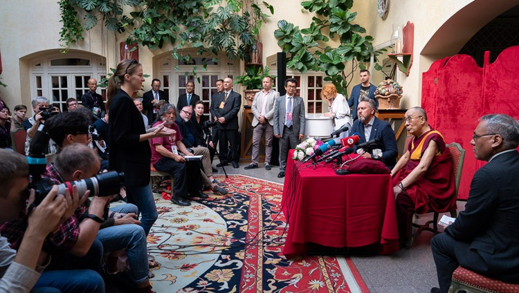 Su Santidad el Dalái Lama responde a las preguntas durante su reunión con miembros de los medios de comunicación en Vilnius, Lituania, el 13 de junio de 2018. Foto de Tenzin Choejor