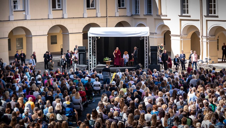 Su Santidad el Dalái Lama hablando ante una multitud de más de 2.000 personas en la Universidad de Vilnius en Vilnius, Lituania, el 13 de junio de 2018. Foto de Tenzin Choejor