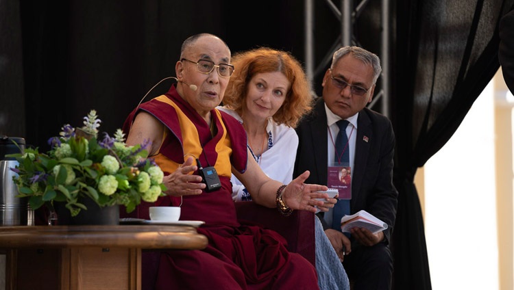 Su Santidad el Dalái Lama hablando en la Universidad de Vilnius en Vilnius, Lituania, el 13 de junio de 2018. Foto de Tenzin Choejor