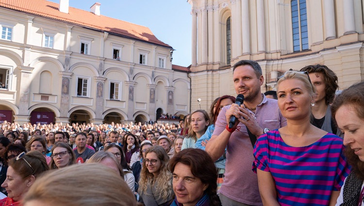 Un miembro de la multitud haciendo una pregunta a Su Santidad el Dalái Lama durante su discurso en la Universidad de Vilnius en Vilnius, Lituania, el 13 de junio de 2018. Foto de Tenzin Choejor