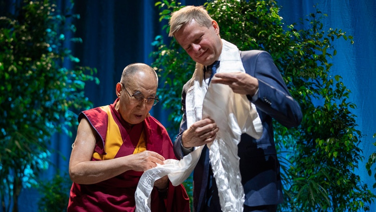 Su Santidad el Dalái Lama explicando el significado del pañuelo blanco que presentó al alcalde de Vilnius, Remigijus Šimašius al comienzo de su charla en Vilnius, Lituania, el 14 de junio de 2018. Foto de Tenzin Choejor