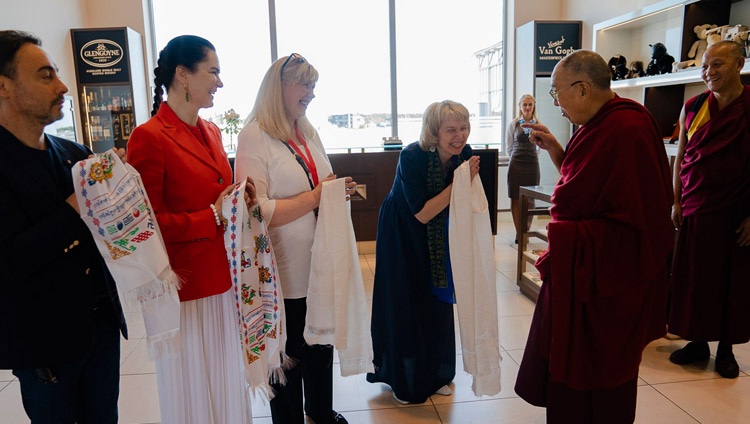 Los organizadores de la visita de Su Santidad el Dalái Lama a Riga le dan la bienvenida a su llegada a su hotel en Riga, Letonia, el 15 de junio de 2018. Foto de Tenzin Choejor