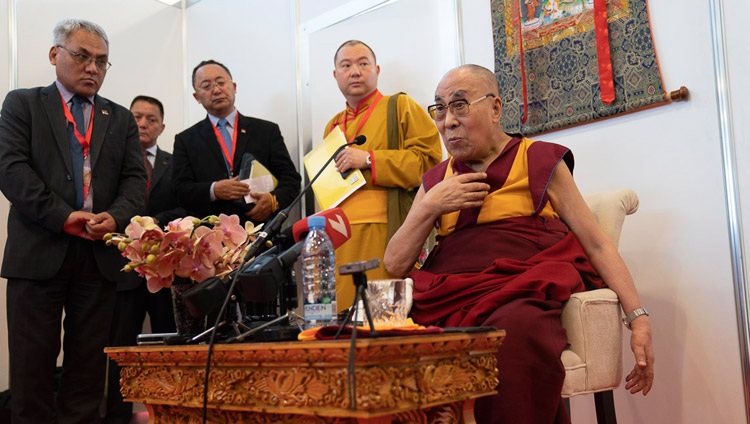 Su Santidad el Dalái Lama responde a una pregunta de los miembros de los medios de comunicación durante su reunión en Riga, Letonia, el 16 de junio de 2018. Foto de Tenzin Choejor