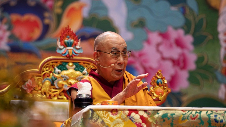 Su Santidad el Dalái Lama hablando en el segundo día de sus tres días de enseñanza en Riga, Letonia, el 17 de junio de 2018. Foto de Tenzin Choejor