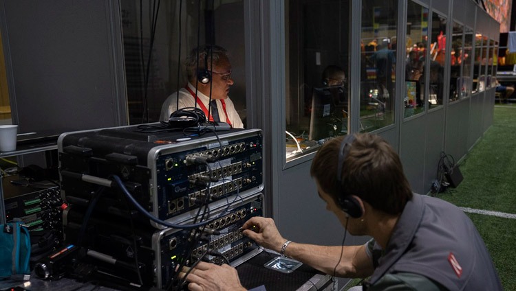 Un técnico realiza un seguimiento de la transmisión en FM de las traducciones del idioma durante el segundo día de la enseñanza de Su Santidad el Dalái Lama en Riga, Letonia, el 17 de junio de 2018. Foto de Tenzin Choejor