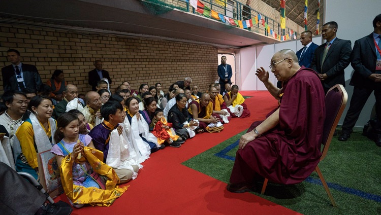 Su Santidad el Dalái Lama se reunió con tibetanos de varios países europeos al final del segundo día de enseñanzas en Riga, Letonia, el 17 de junio de 2018. Foto de Tenzin Choejor