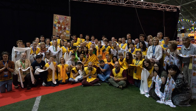 Su Santidad el Dalái Lama con voluntarios que trabajaron durante sus tres días de enseñanza en Riga, Letonia, el 18 de junio de 2018. Foto de Tenzin Choejor
