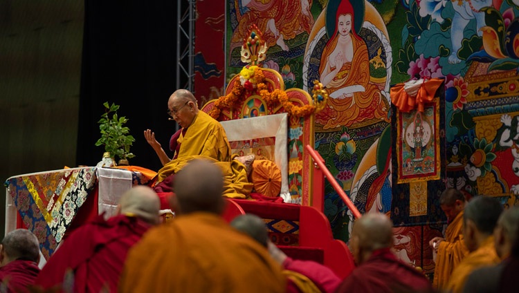 Su Santidad el Dalái Lama conduciendo rituales preparatorios para el Empoderamiento de Avalokiteshvara en el último día de sus enseñanzas en Riga, Letonia, el 18 de junio de 2018. Foto de Tenzin Choejor