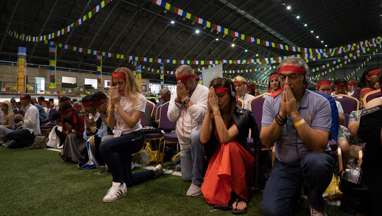Miembros de la audiencia con vendas rituales en los ojos participando en el Empoderamiento Avalokiteshvara dado por Su Santidad el Dalái Lama en Riga, Letonia el 18 de junio de 2018. Foto de Tenzin Choejor