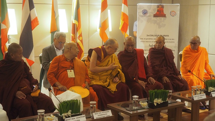 Su Santidad el Dalái Lama con los ancianos de Myanmar y Sri Lanka que habían asistido al Segundo Diálogo sobre Vinaya durante su reunión en Nueva Delhi, India, el 1 de julio de 2018. Foto de Jeremy Russell
