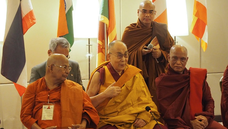Su Santidad el Dalái Lama dirigiéndose a los delegados del Segundo Diálogo sobre Vinaya durante su reunión en Nueva Delhi, India, el 1 de julio de 2018. Foto de Jeremy Russell