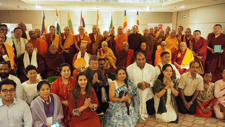 Su Santidad el Dalái Lama con los delegados del Segundo Diálogo sobre Vinaya durante su reunión en Nueva Delhi, India, el 1 de julio de 2018. Foto de Jeremy Russell