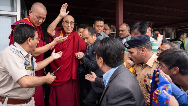 Su Santidad el Dalái Lama saludando a sus admiradores a su llegada al aeropuerto de Leh, Ladakh, J&K, India, el 3 de julio de 2018. Foto de Tenzin Choejor