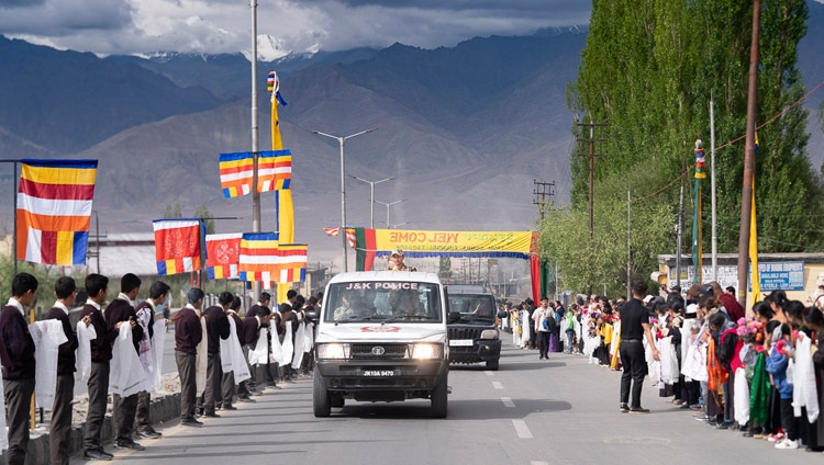 Algunos admiradores se alinean en el camino para dar la bienvenida a Su Santidad el Dalái Lama mientras su caravana se dirige desde el aeropuerto hasta su residencia en Leh, Ladakh, J&K, India, el 3 de julio de 2018. Foto de Tenzin Choejor