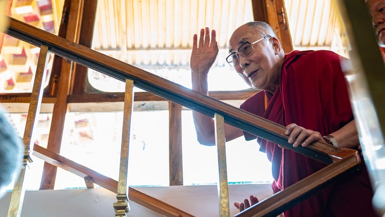 Su Santidad el Dalái Lama saluda a los invitados reunidos mientras sube las escaleras de su residencia en Leh, Ladakh, J&K, India, el 3 de julio de 2018. Foto de Tenzin Choejor