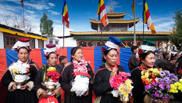 Mujeres vestidas con trajes tradicionales esperando a que Su Santidad el Dalái Lama llegue al Jokhang en Leh, Ladakh, J&K, India, el 4 de julio de 2018. Foto de Tenzin Choejor