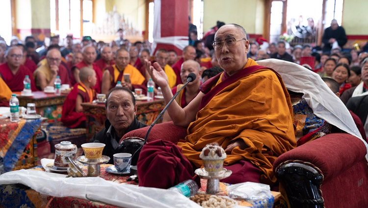 Su Santidad el Dalái Lama pronunciando sus palabras en la reunión celebrada en el Jokhang de Leh, Ladakh, J&K, India, el 4 de julio de 2018. Foto de Tenzin Choejor