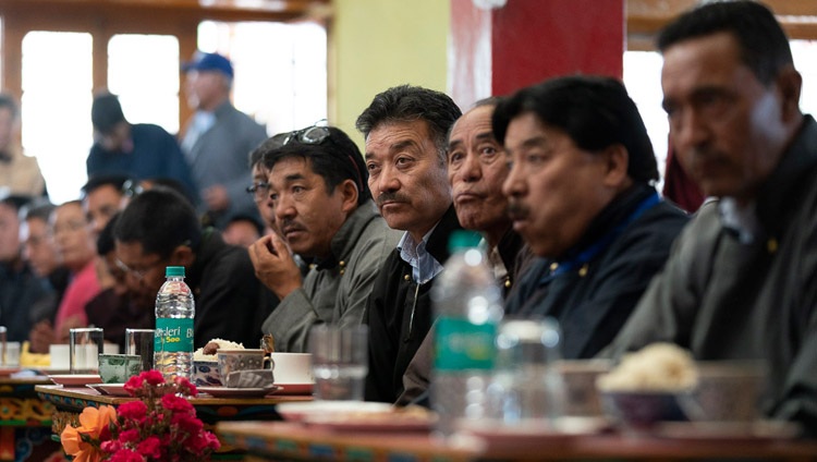 Miembros de la audiencia escuchando a Su Santidad el Dalái Lama en el Jokhang en Leh, Ladakh, J&K, India el 4 de julio de 2018. Foto de Tenzin Choejor