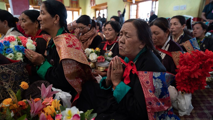 Miembros de la audiencia escuchando a Su Santidad el Dalái Lama en el Jokhang en Leh, Ladakh, J&K, India el 4 de julio de 2018. Foto de Tenzin Choejor