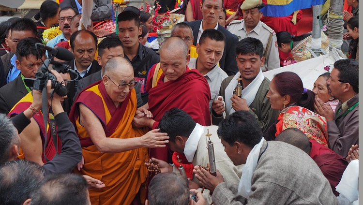 Su Santidad el Dalái Lama interactuando con miembros de la multitud reunidos frente al Jokhang de Leh mientras se prepara para partir hacia su residencia en Leh, Ladakh, J&K, India, el 4 de julio de 2018. Foto de Jeremy Russell