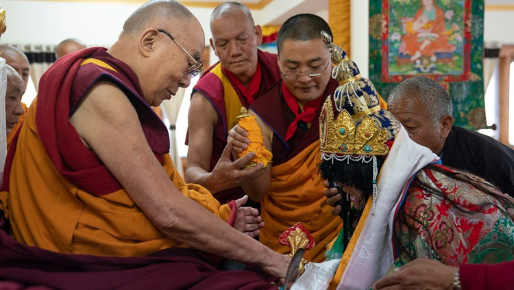 El oráculo de Dorje Yamakyong rindiendo homenaje a Su Santidad el Dalái Lama durante las oraciones matutinas de su 83 cumpleaños en su residencia de Leh, Ladakh, J&K, India, el 6 de julio de 2018. Foto de Tenzin Choejor