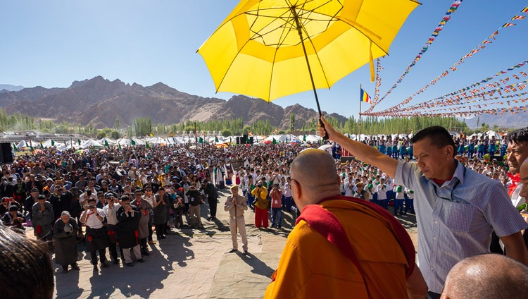 Su Santidad el Dalái Lama saluda a las más de 25.000 personas a su llegada al Pabellón de Enseñanza de Shiwatsel para celebrar su 83º cumpleaños en Leh, Ladakh, J&K, India, el 6 de julio de 2018. Foto de Tenzin Choejor