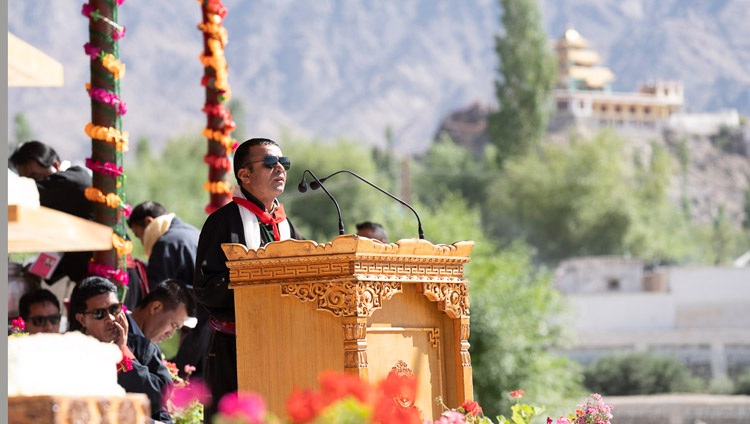 El Presidente de la Asociación Budista de Ladakh, Tsewang Thinles, inaugurando las celebraciones del 83º cumpleaños de Su Santidad el Dalái Lama en el Centro de Enseñanza de Shiwatsel en Leh, Ladakh, J&K, India, el 6 de julio de 2018. Foto de Tenzin Choejor