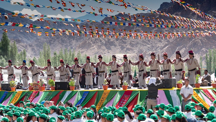 Una compañía cultural Ladakí interpreta una canción popular Ladakí durante las celebraciones del 83º cumpleaños de Su Santidad el Dalái Lama en Leh, Ladakh, J&K, India, el 6 de julio de 2018. Foto de Tenzin Choejor