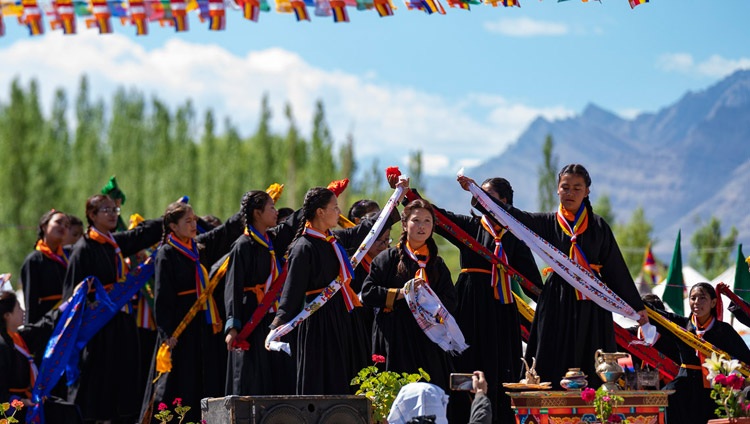 Niñas de las escuelas de Ladakies actuando durante las celebraciones del 83º cumpleaños de Su Santidad el Dalái Lama en Leh, Ladakh, J&K, India, el 6 de julio de 2018. Foto de Tenzin Choejor