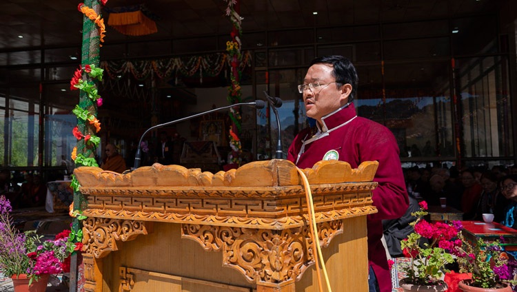 El director de la Fundación Tawang, Maling Gonbo, habla en las celebraciones del 83º cumpleaños de Su Santidad el Dalái Lama en Leh, Ladakh, J&K, India, el 6 de julio de 2018. Foto de Tenzin Choejor