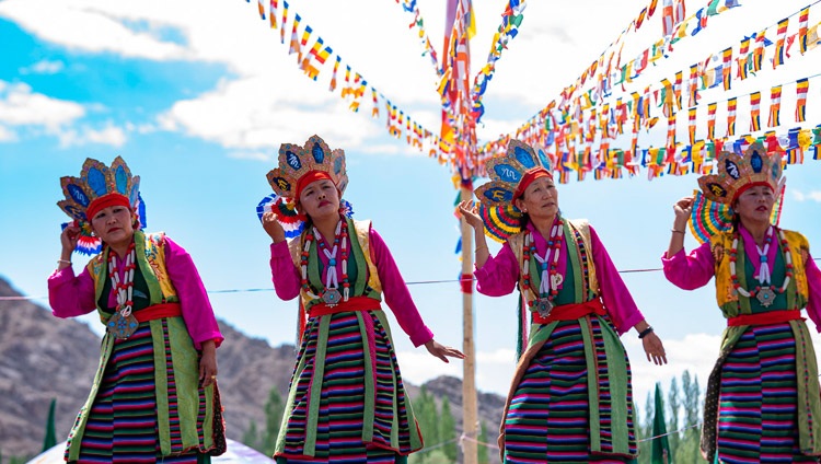 Un grupo de tibetanos interpretando Lhamo tibetano u ópera tradicional durante las celebraciones del 83º cumpleaños de Su Santidad el Dalái Lama en Leh, Ladakh, J&K, India, el 6 de julio de 2018. Foto de Tenzin Choejor