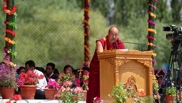 Woeser Rinpoché hablando en nombre de los budistas de Mongolia en las celebraciones del 83º cumpleaños de Su Santidad el Dalái Lama en Leh, Ladakh, J&K, India el 6 de julio de 2018. Foto de Tenzin Choejor