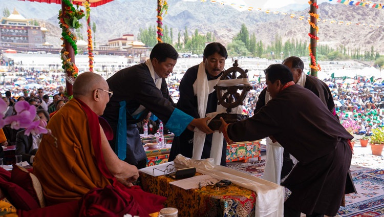 Residentes tibetanos de Leh y Changthang presentando a Su Santidad el Dalái Lama una Rueda del Dharma durante las celebraciones de su 83º cumpleaños en Leh, Ladakh, J&K, India, el 6 de julio de 2018. Foto de Tenzin Choejor