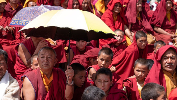 Miembros de la multitud de más de 25.000 personas que escucharon el discurso de Su Santidad el Dalái Lama durante las celebraciones de su 83º cumpleaños en Leh, Ladakh, J&K, India, el 6 de julio de 2018. Foto de Tenzin Choejor