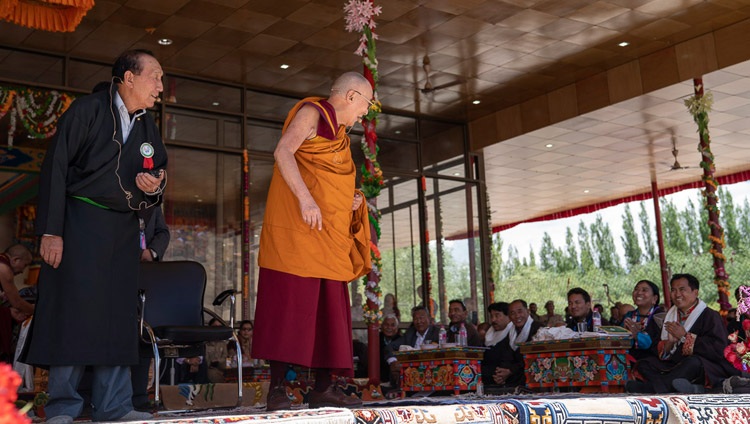 Su Santidad el Dalái Lama dirigiendo su discurso a los invitados en el escenario durante las celebraciones de su 83 cumpleaños en Leh, Ladakh, J&K, India el 6 de julio de 2018. Foto de Tenzin Choejor