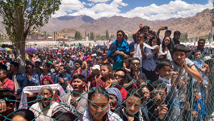 Miembros de la multitud bordean la carretera con la esperanza de ver a Su Santidad el Dalái Lama cuando regresa a su residencia al término de las celebraciones de su 83º cumpleaños en Leh, Ladakh, J&K, India, el 6 de julio de 2018. Foto de Tenzin Choejor