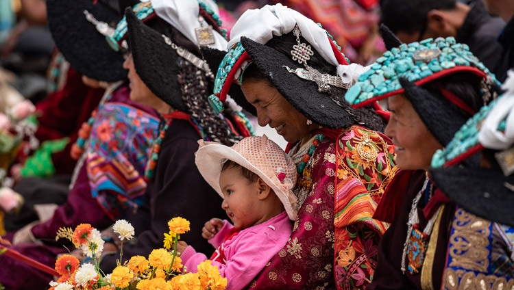 Mujeres locales vestidas con trajes tradicionales Ladakíes asisten a la enseñanza de Su Santidad el Dalái Lama en Diskit, valle del Nubra, J&K, India, el 13 de julio de 2018. Foto de Tenzin Choejor